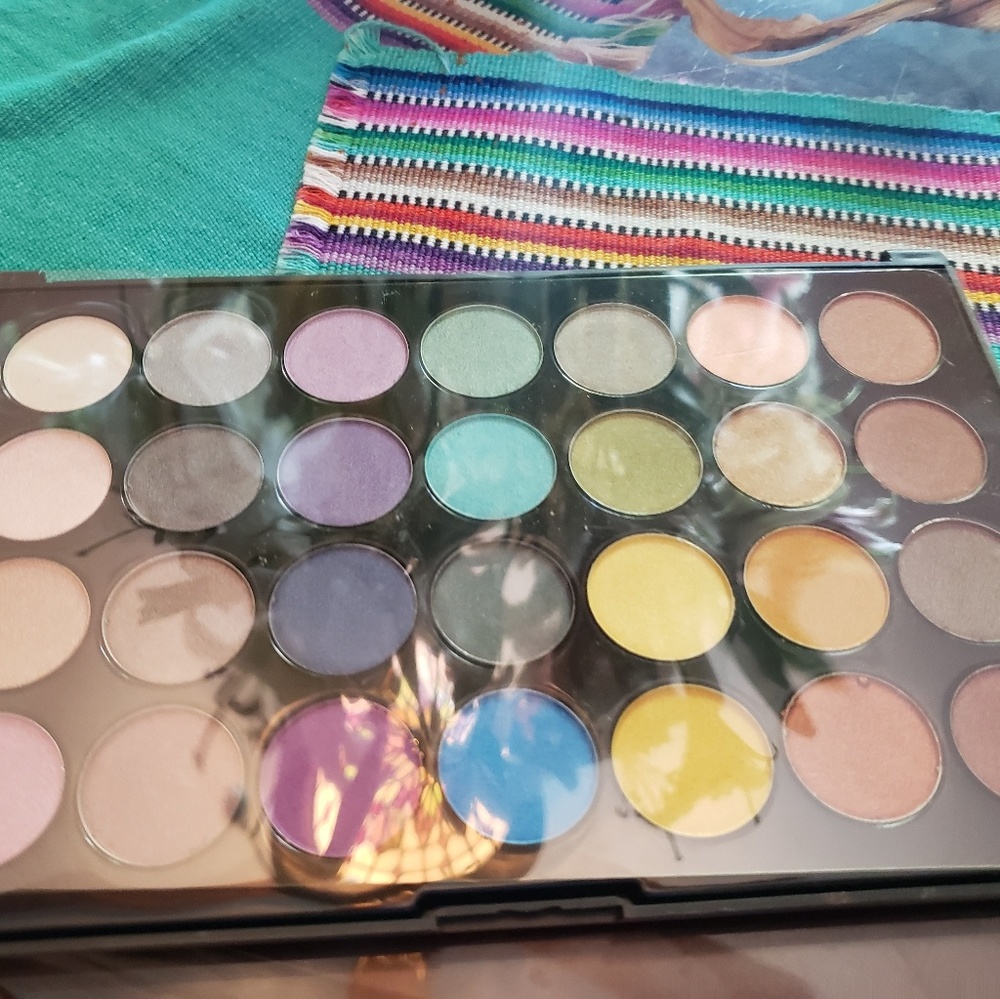 🐻BH cosmetics eyeshadow palette🐻